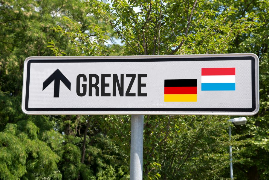 Ein Schild mit einem Pfeil in Richtung der Grenze von Deutschland nach Luxemburg. (Symbolbild: iStock/Stadtratte)