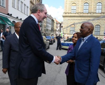 CIC Präsident Dr. Harmer begrüßt Botswanas Präsident Dr. Masisi und die First Lady in München. (Quelle: Moalosi/BOPA)