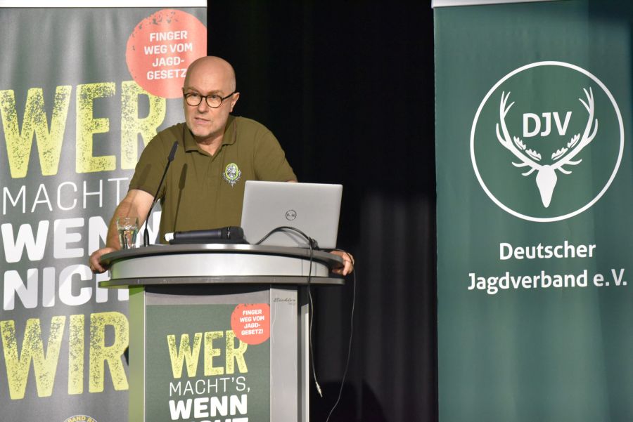 Der Präsident des Landesjagdverbands Rheinland-Pfalt, Dieter Mahr bei der Auftaktveranstaltung der Kampagne, einer Sonderdelegiertentagung, in Neuwied am Rhein. (Foto: DJV / Kaphus)