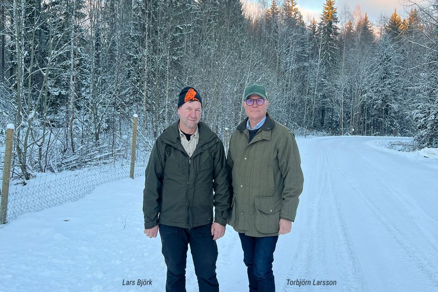 Lars Björk vom Schwedischen Jagdverband und der Präsident der European Federation for Hunting and Conservation (FACE), Torbjörn Larsson in einer malerischen schwedischen Winterlandschaft. (Quelle: FACE)