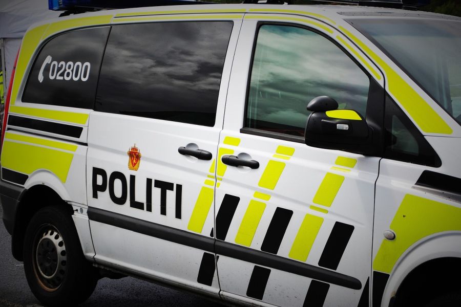 Ein Einsatzfahrzeug der norwegischen Polizei. (Symbolbild: Daniel DeNiazi auf Pixabay)