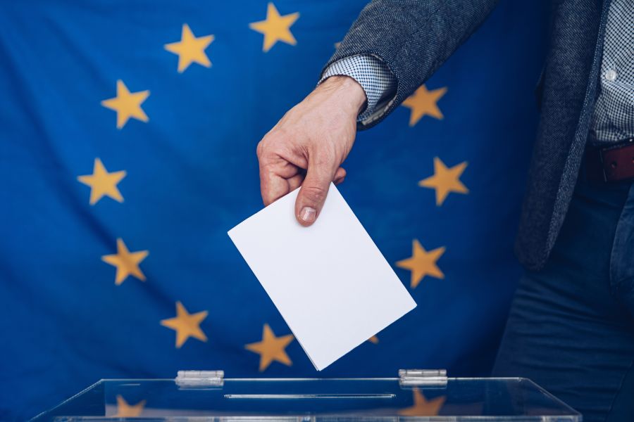Wahlen zum Europäischen Parlament. Stimmabgabe im Wahllokal. Europäische Union. (Foto: iStock/djedzura)